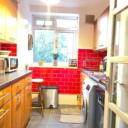 Room With King Size Bed And Shared Kitchen Рейнс Парк Екстериор снимка