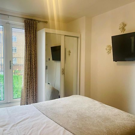 Room With King Size Bed And Shared Kitchen Рейнс Парк Екстериор снимка