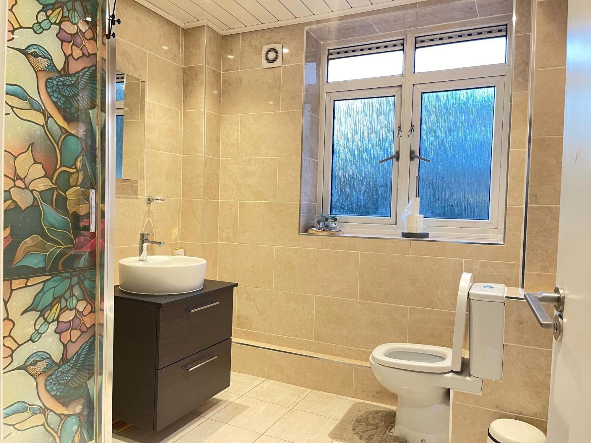 Room With King Size Bed And Shared Kitchen Рейнс Парк Екстериор снимка
