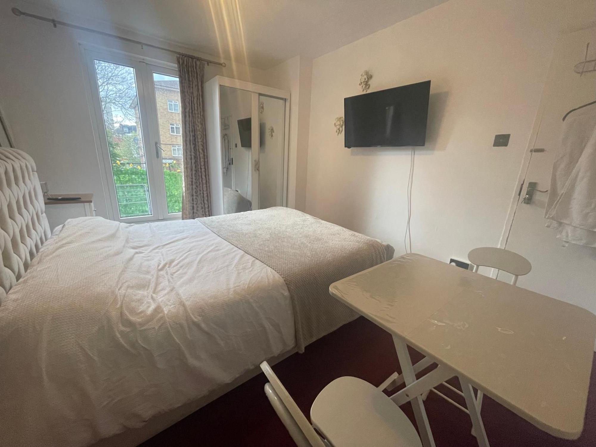 Room With King Size Bed And Shared Kitchen Рейнс Парк Екстериор снимка